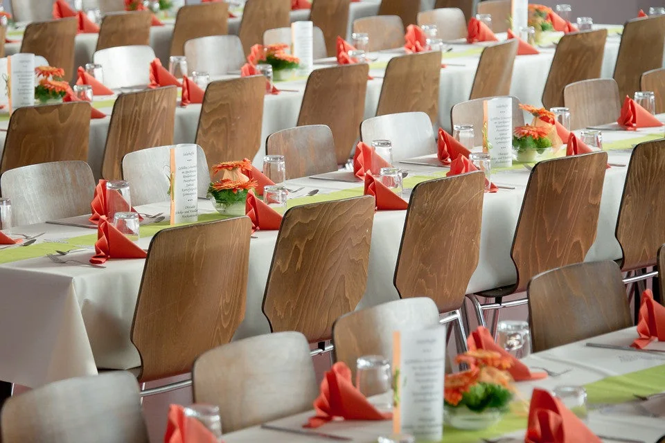 Mesa de banquete montada con copas y servilletas