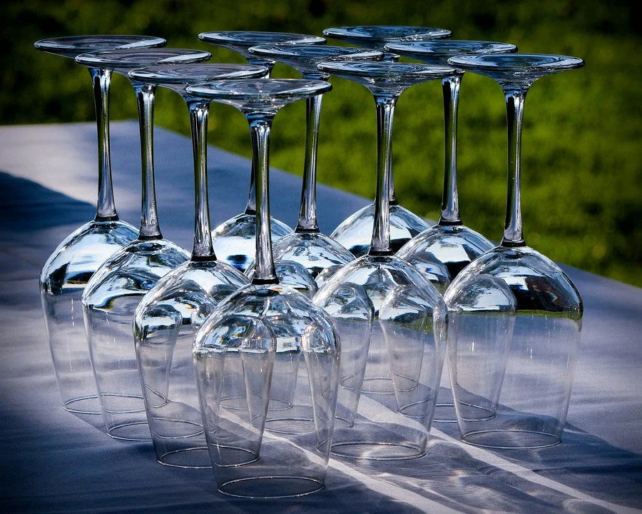 Copas de vino sobre la mesa